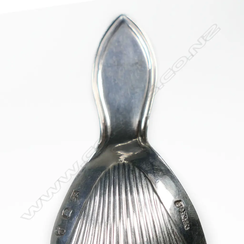 A George III silver shell bowl tea caddy spoon, Image 1++