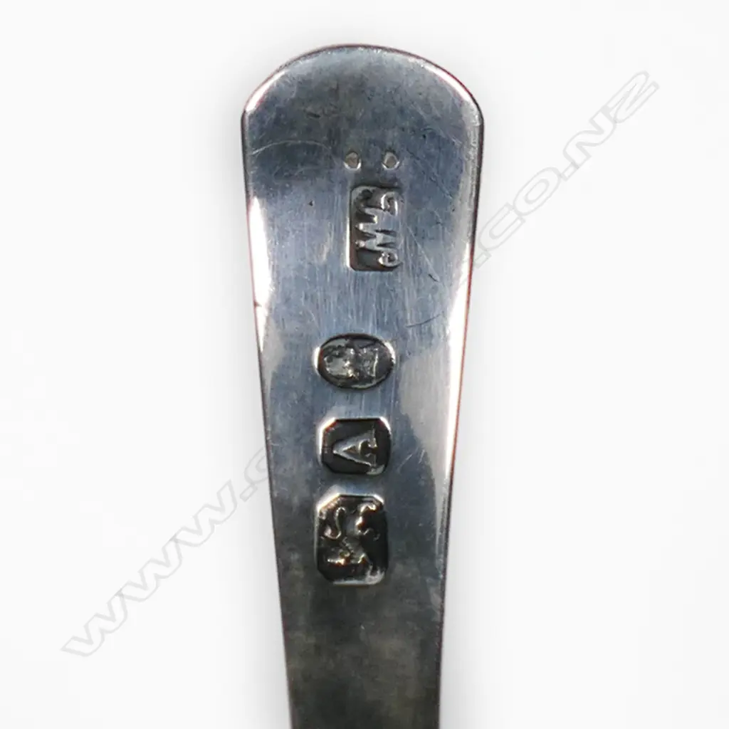 A George III silver caddy spoon, Image 1++