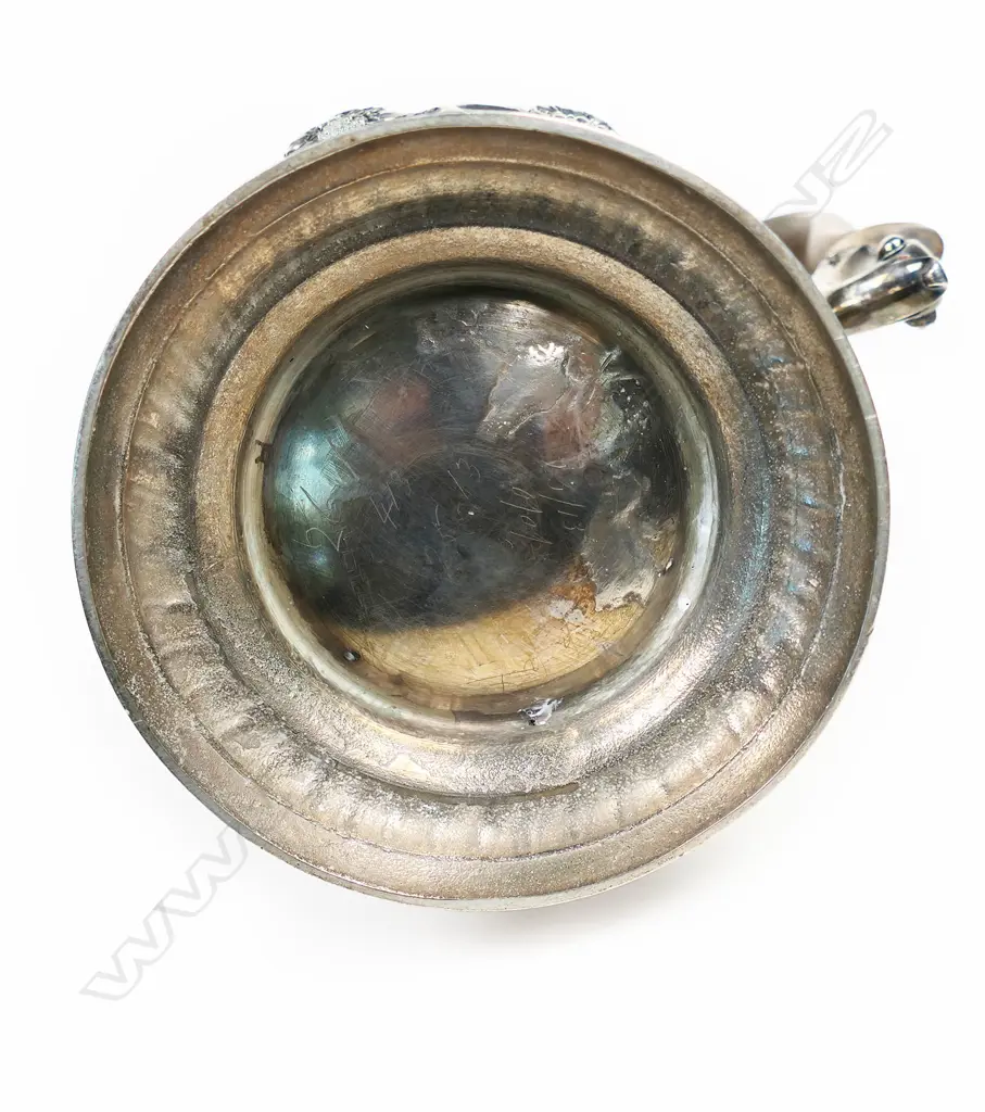 A George III baluster silver coffee pot with shell moulded spout, Image 1++