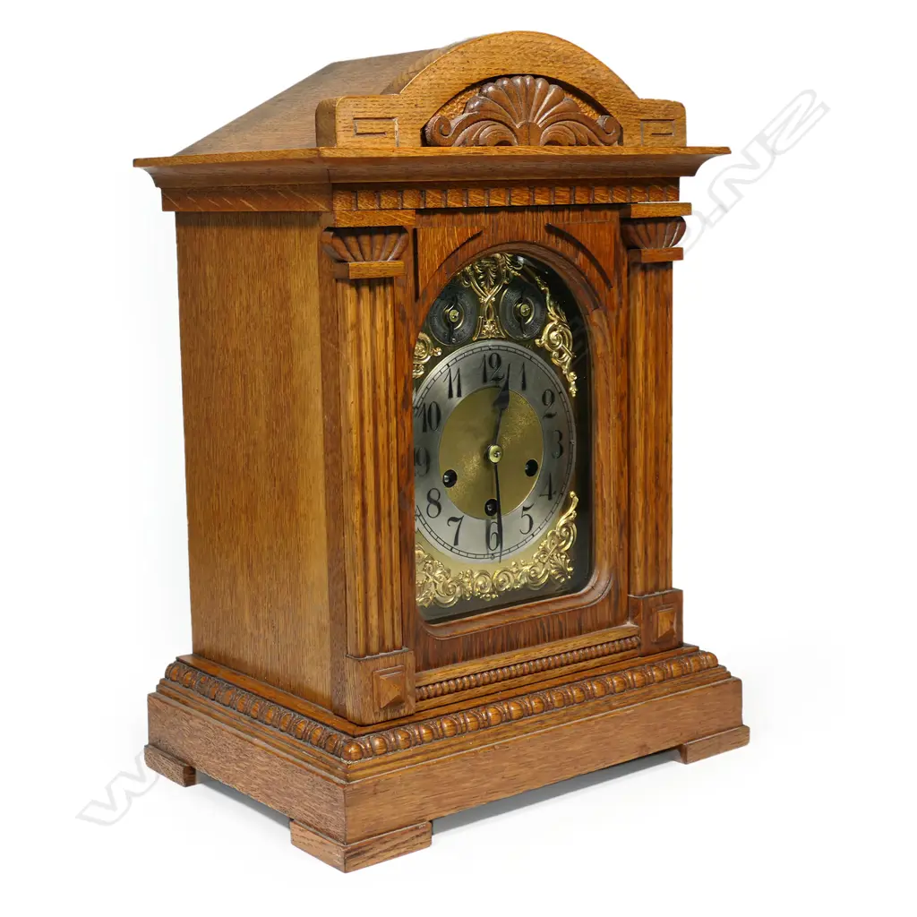 An Edwardian oak cased mantel clock, Image 1++