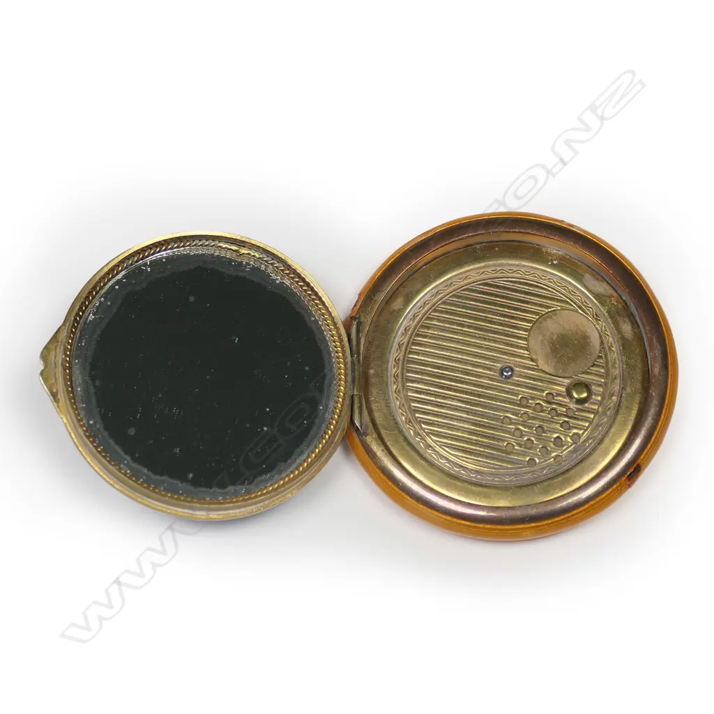 An early 20thC silver and scenic enamel powder compact, Image 1++