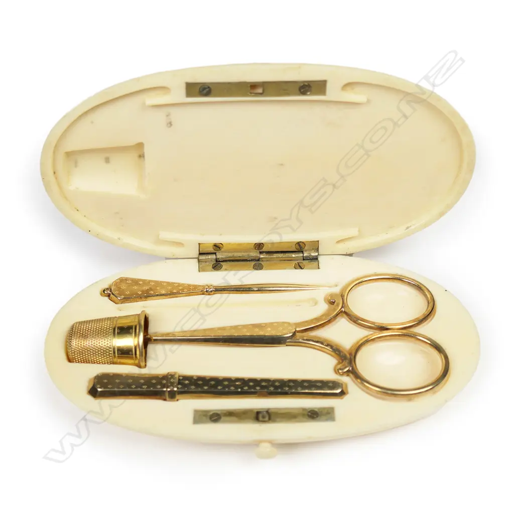 A 19thC French ivory etui, Image 1++