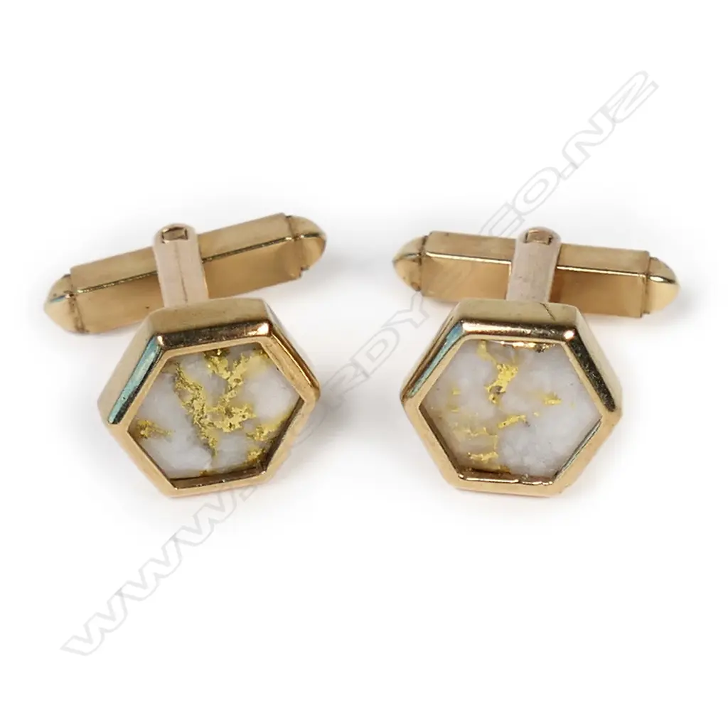 A pair of 9ct gold cuff links, Image 1++