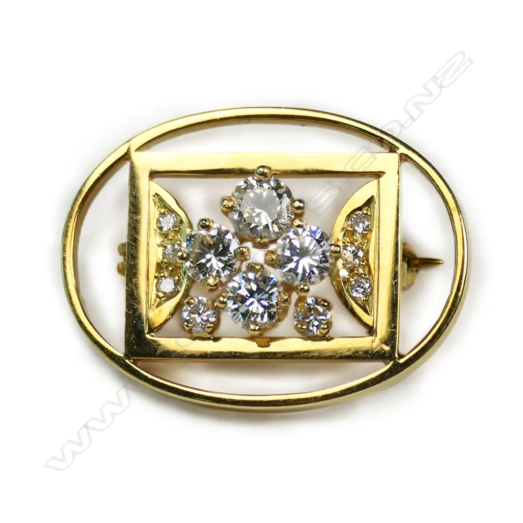 An 18ct yellow gold and diamond brooch, Image 1++