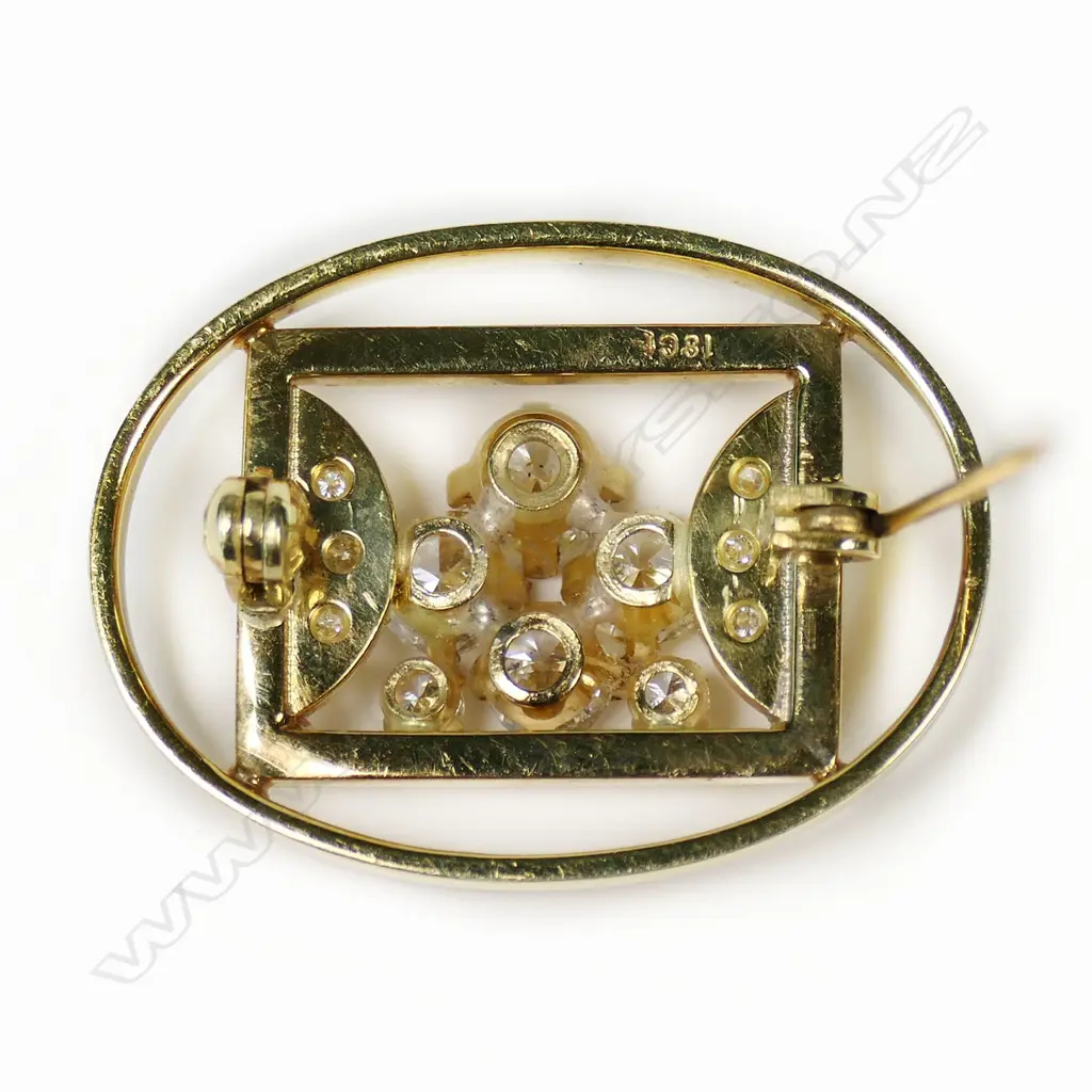 An 18ct yellow gold and diamond brooch, Image 1++