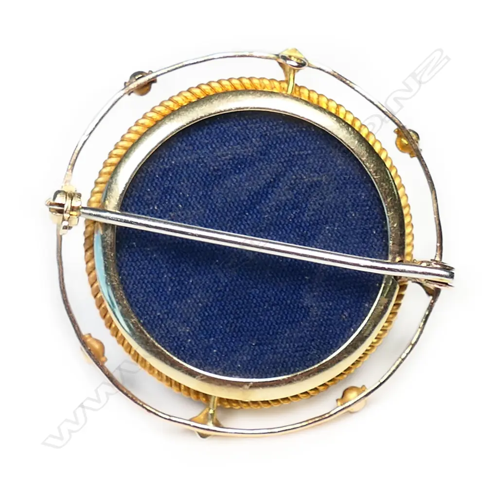A late Victorian mourning brooch, Image 1++