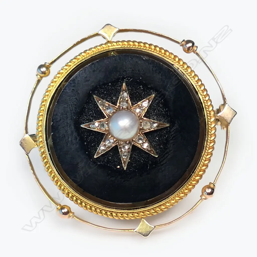 A late Victorian mourning brooch, Image 1++