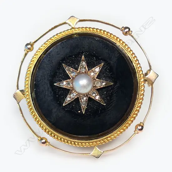 A late Victorian mourning brooch,