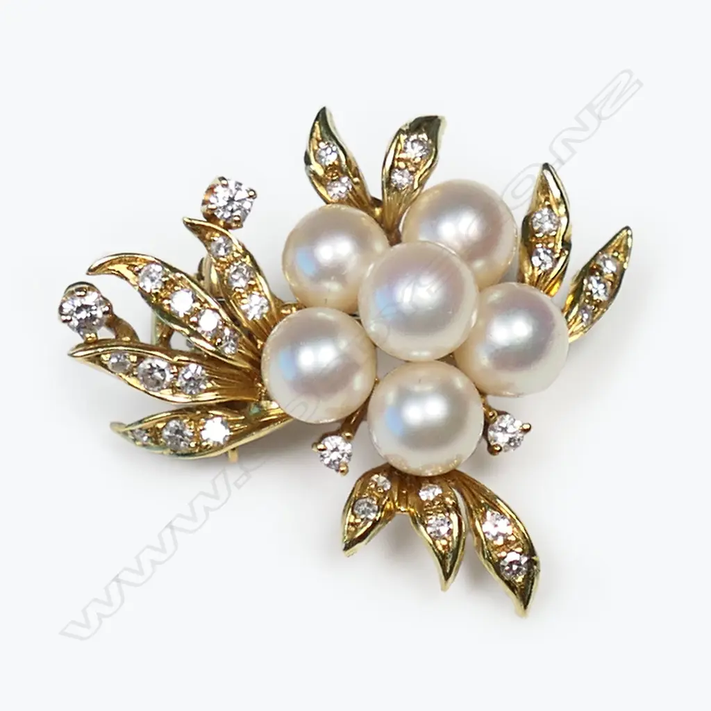 An 18ct yellow gold diamond and pearl spray brooch/clip, Image 1++