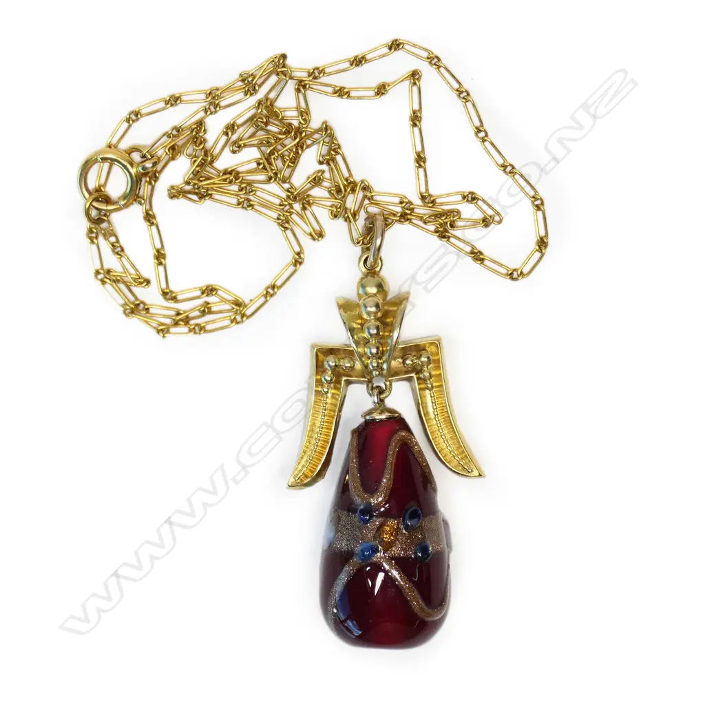 An 15ct gold pendant on chain, Image 1++