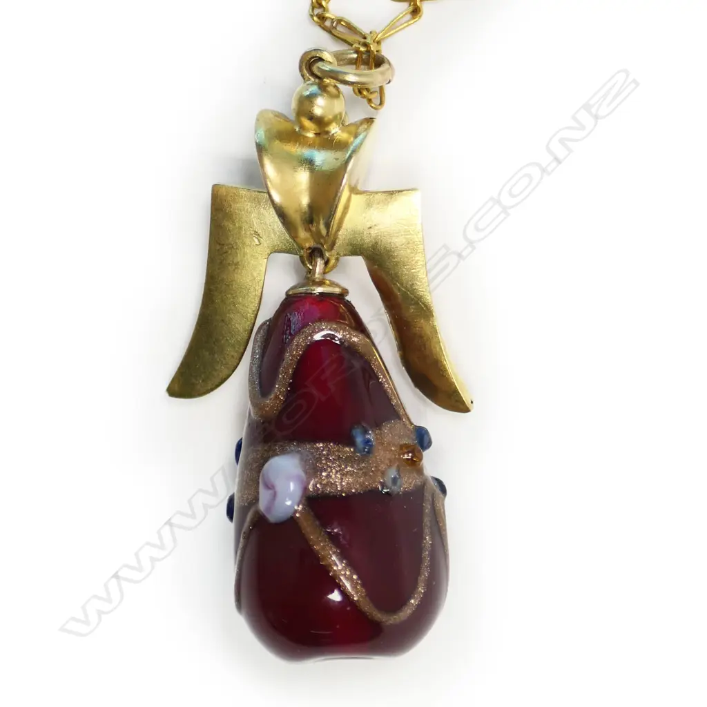 An 15ct gold pendant on chain, Image 1++
