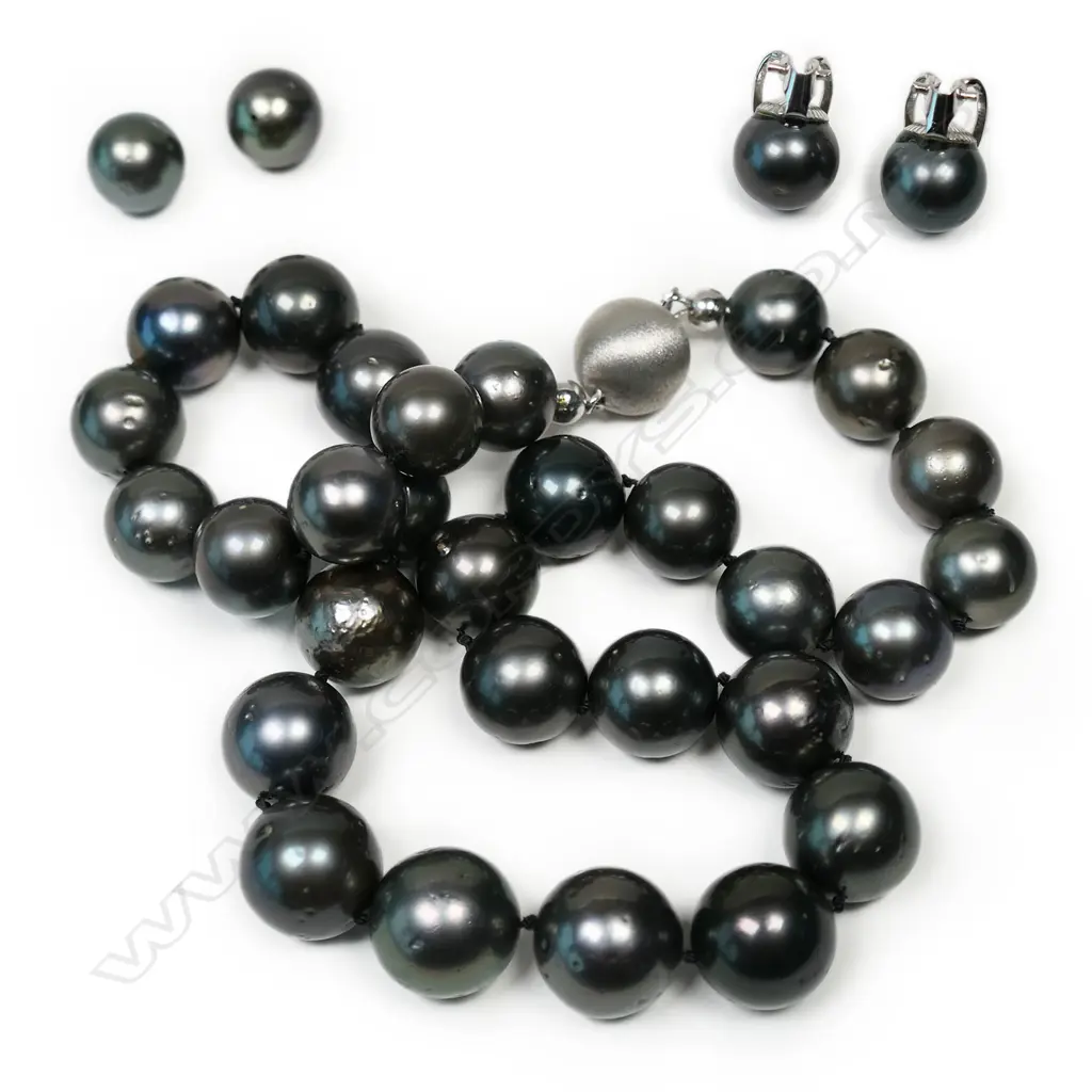 A black Tahitian pearl necklace, Image 1++