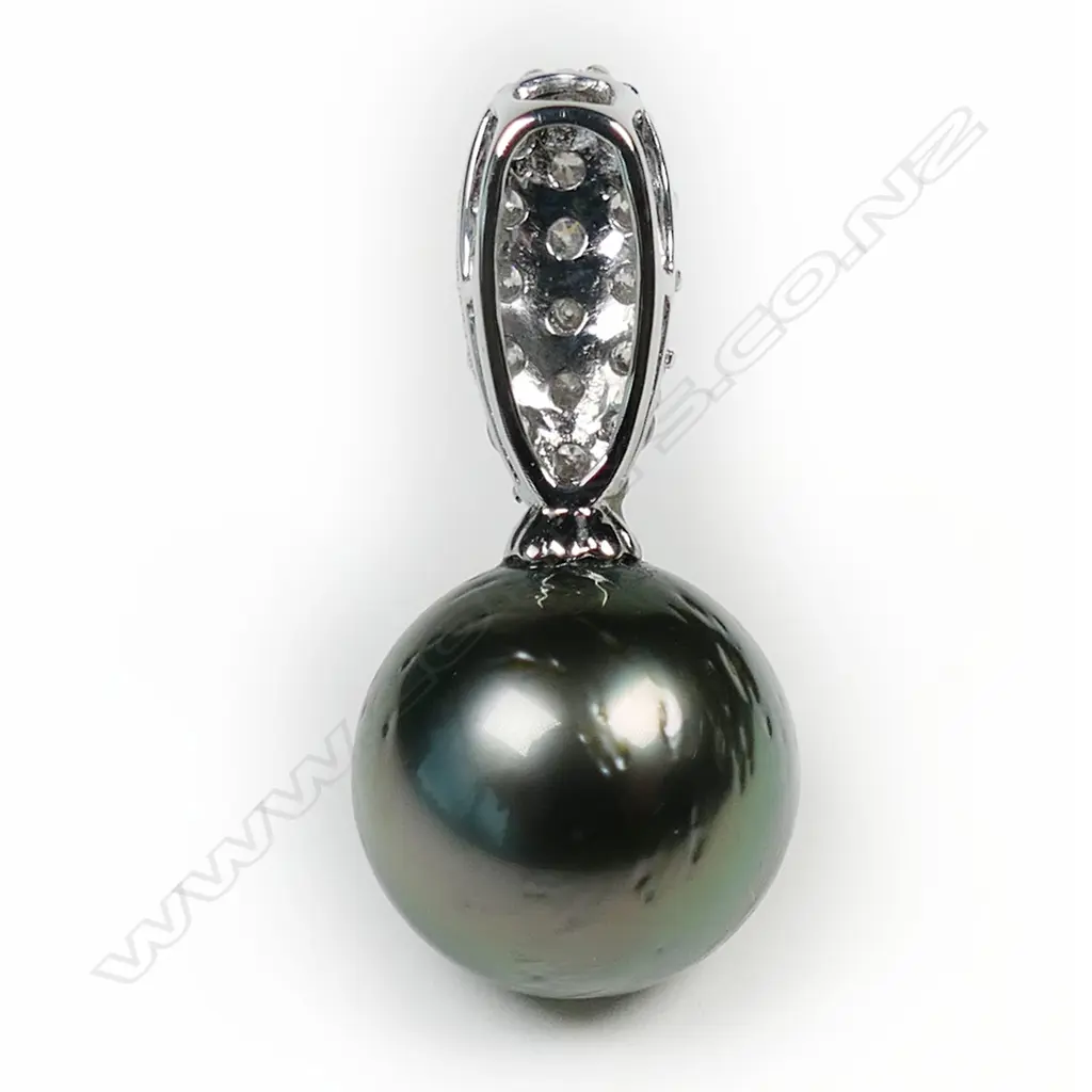 A 14ct white gold diamond and Tahitian pearl pendant, Image 1++