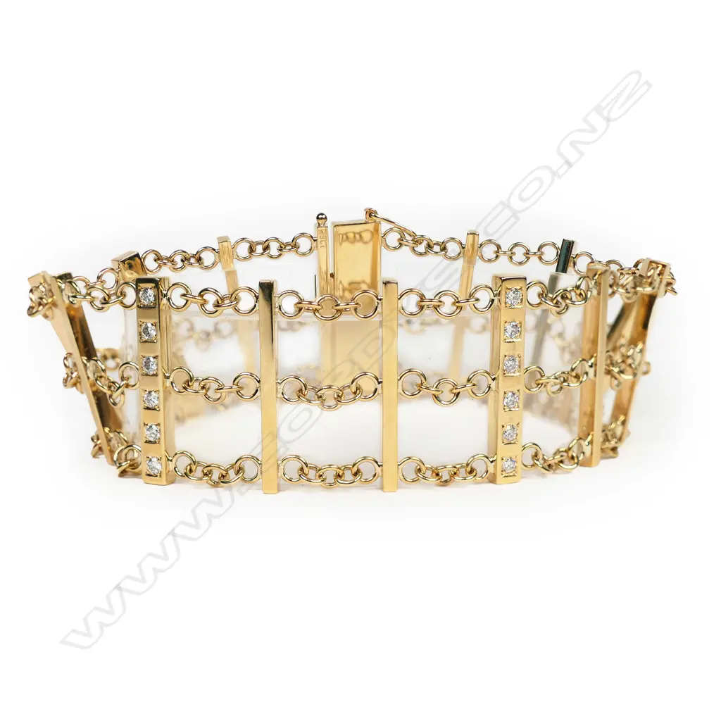 A 9ct gold and diamond bracelet, Image 1++