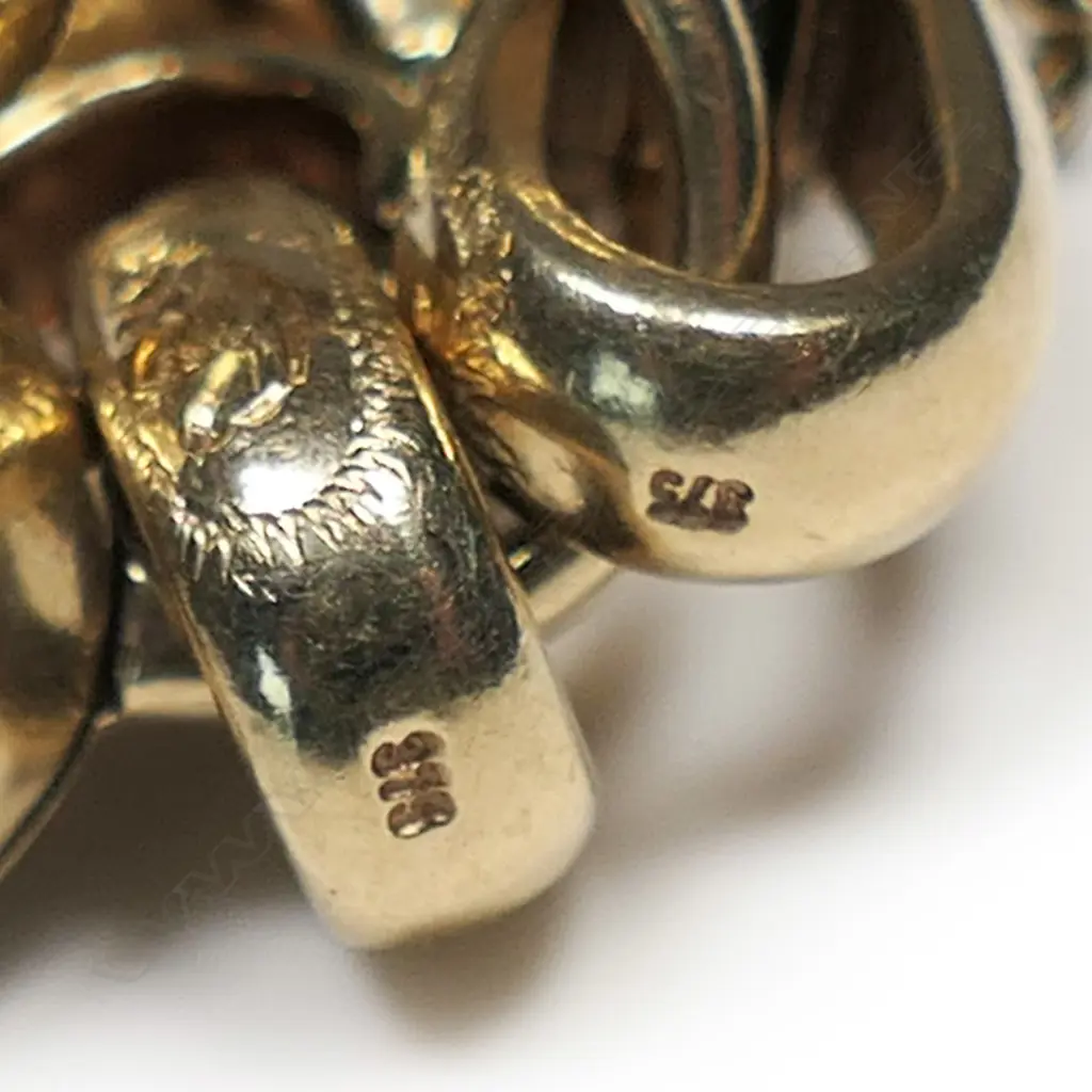 A heavy 9ct yellow gold curb link bracelet, Image 1++