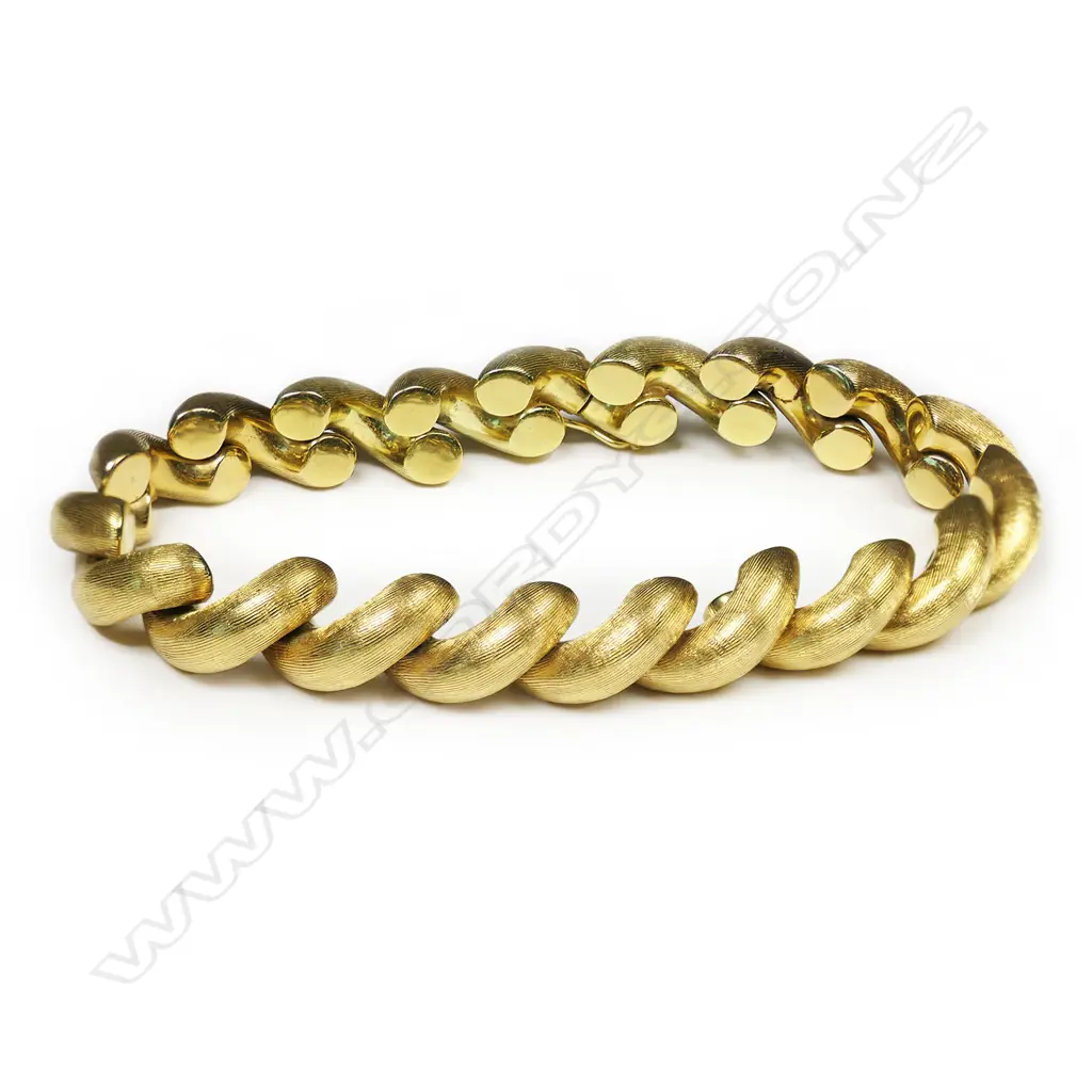 An 18ct yellow gold designer bracelet, Image 1++