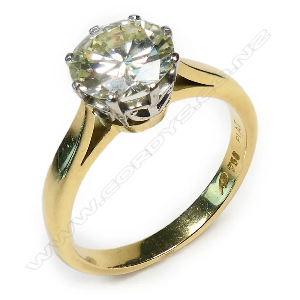 An 18ct yellow gold and solitaire diamond ring, Image 1++