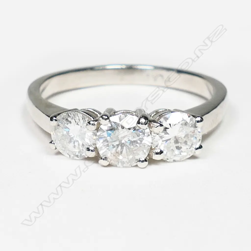 A platinum and three stone diamond ring, Image 1++