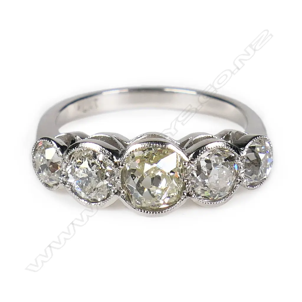 A classic platinum and five diamond ring, Image 1++