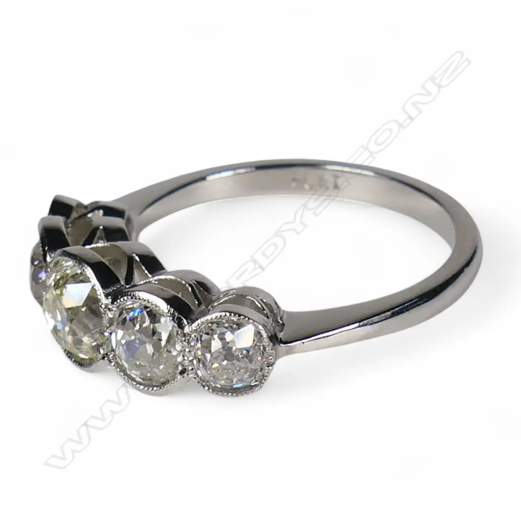 A classic platinum and five diamond ring, Image 1++