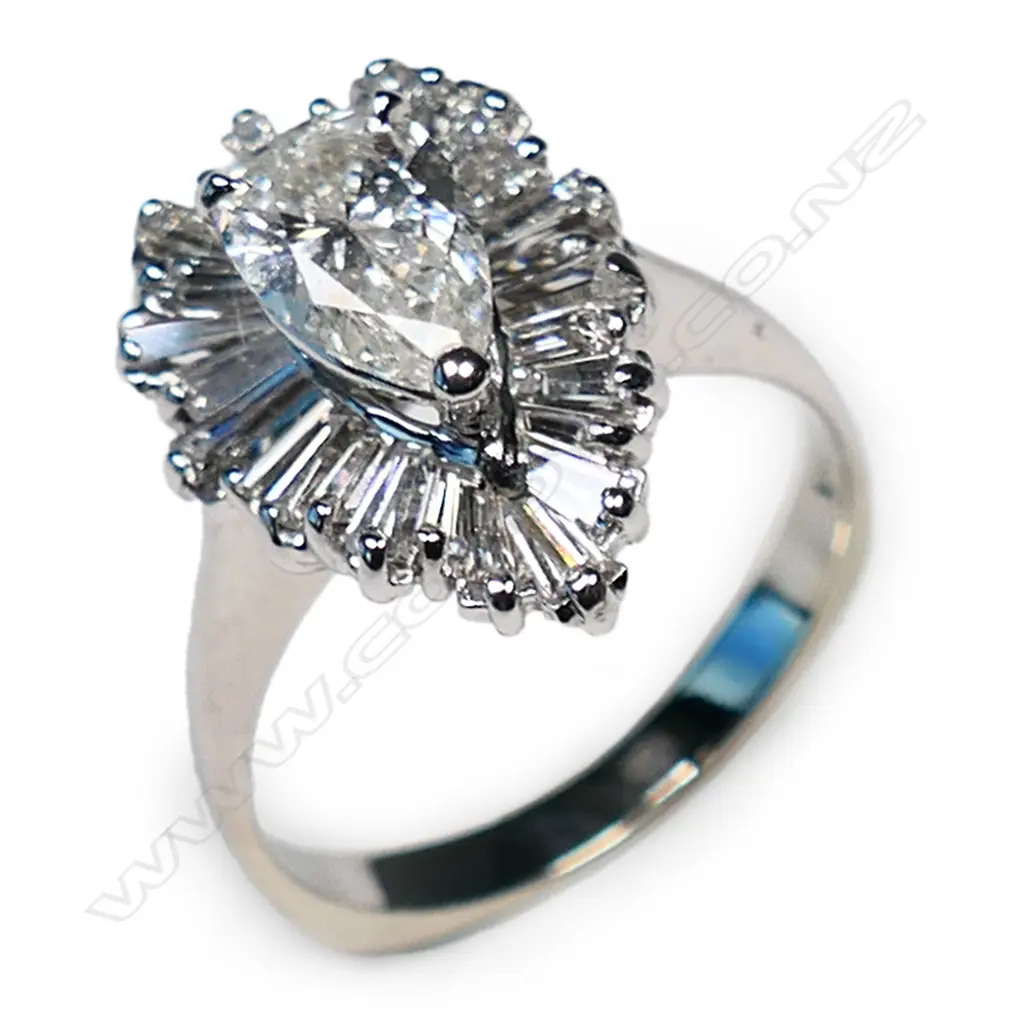 A 14ct white gold and diamond ring, Image 1++