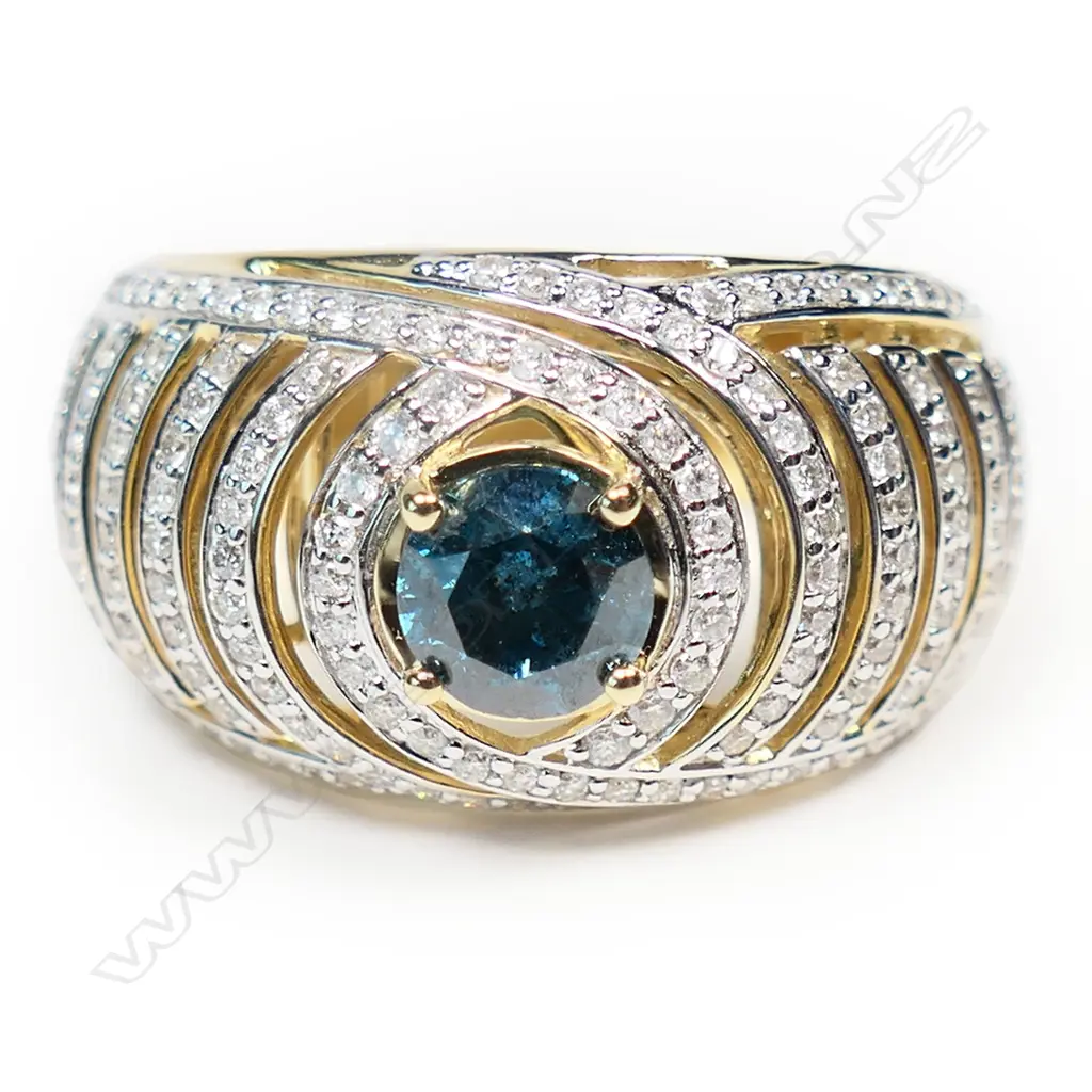 A 14ct gold diamond cluster ring, Image 1++