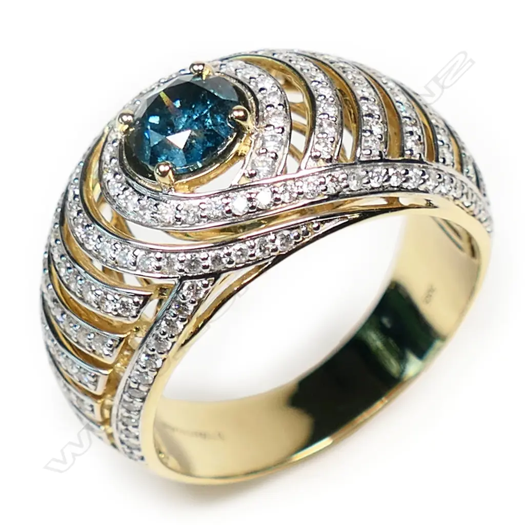 A 14ct gold diamond cluster ring, Image 1++