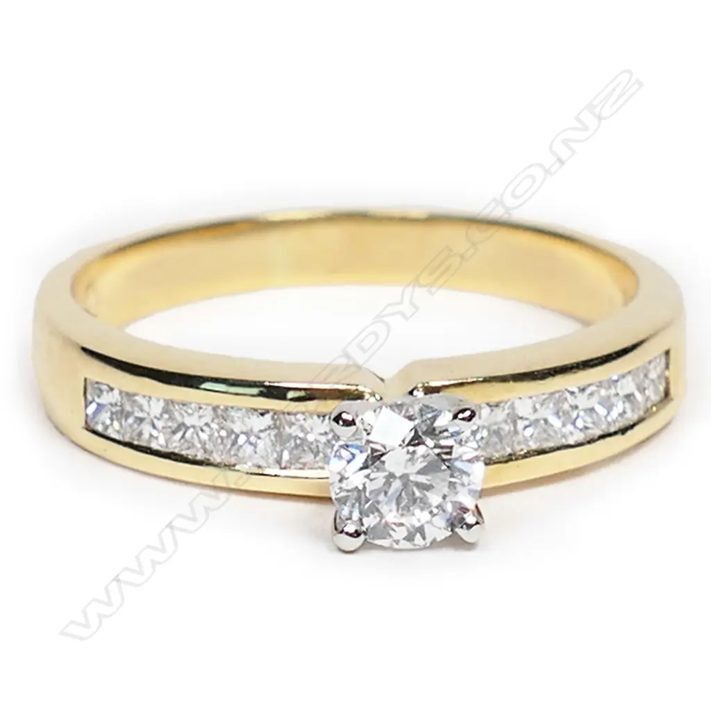 An 18ct diamond solitaire ring, Image 1++