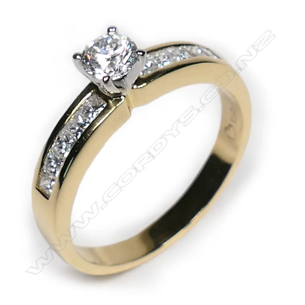 An 18ct diamond solitaire ring, Image 1++