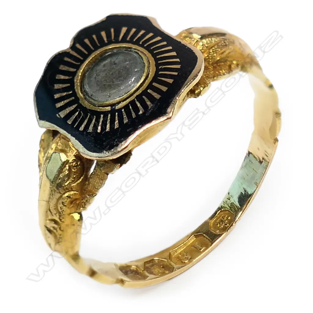 An 18ct gold Victorian mourning ring, Image 1++