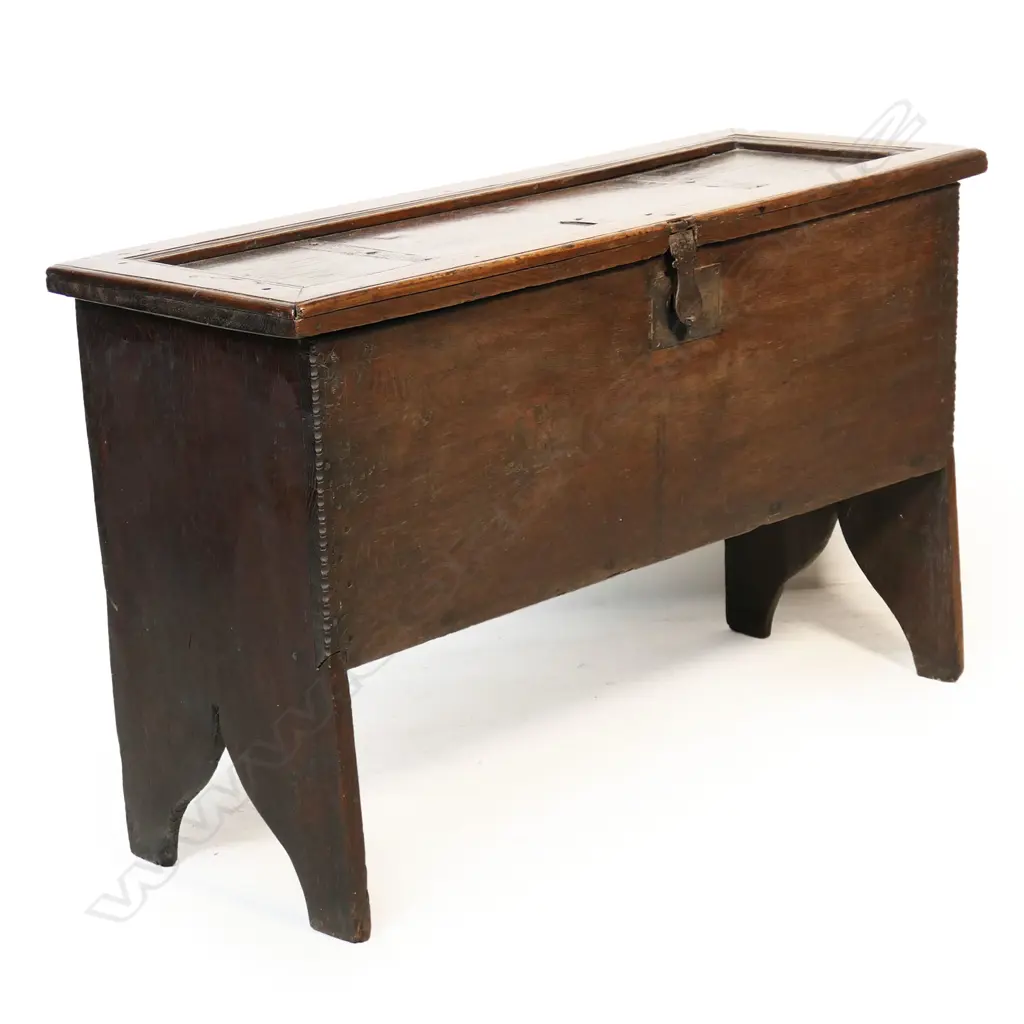 An early 18thC oak Elizabethan style sword chest, Image 1++
