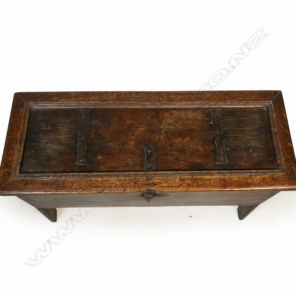 An early 18thC oak Elizabethan style sword chest, Image 1++