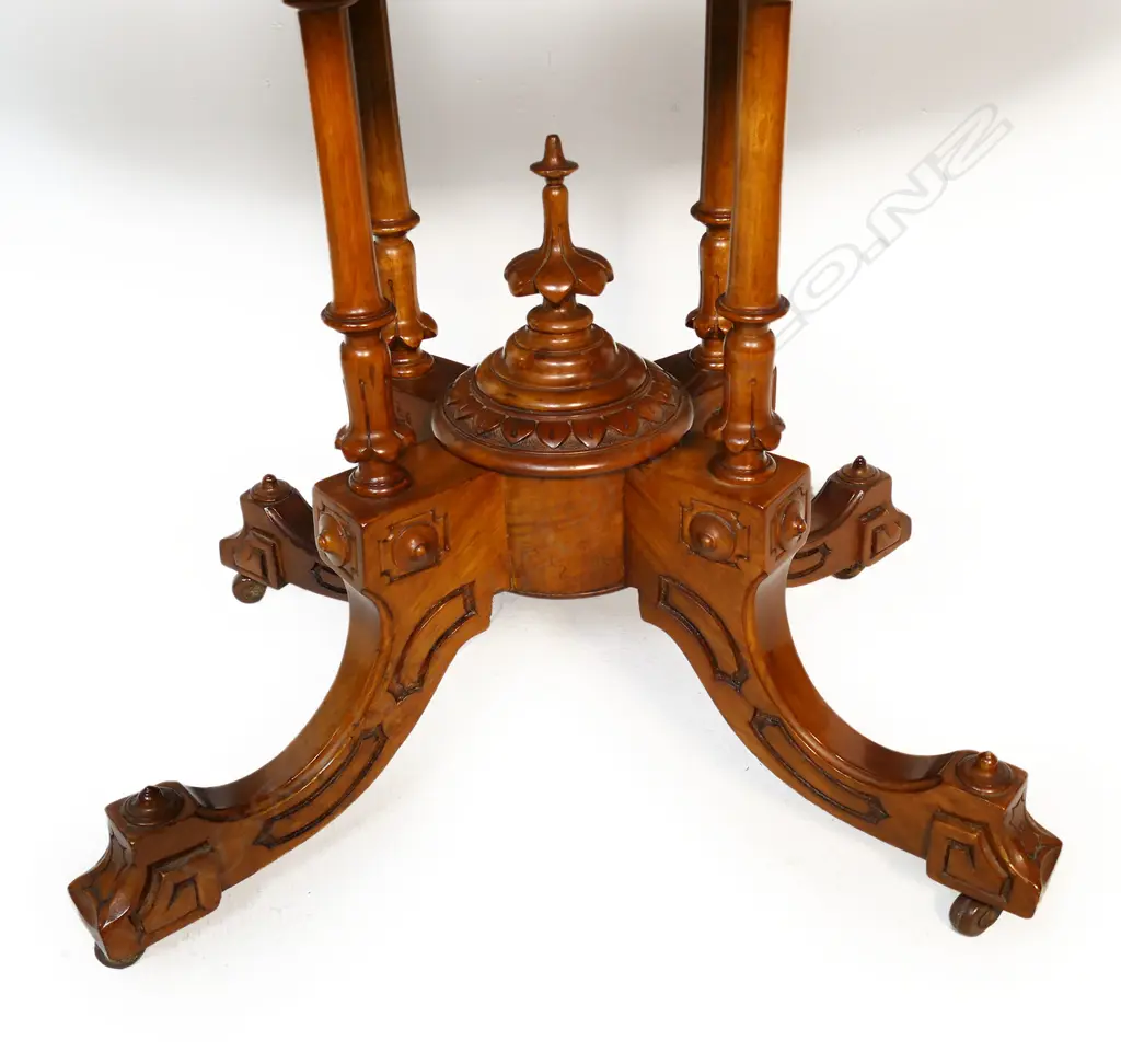 A Victorian burr walnut side table, Image 1++