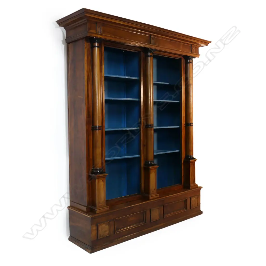 An impressive 18thC French walnut bookcase, Image 1++