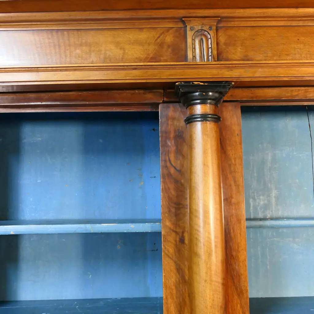 An impressive 18thC French walnut bookcase, Image 1++