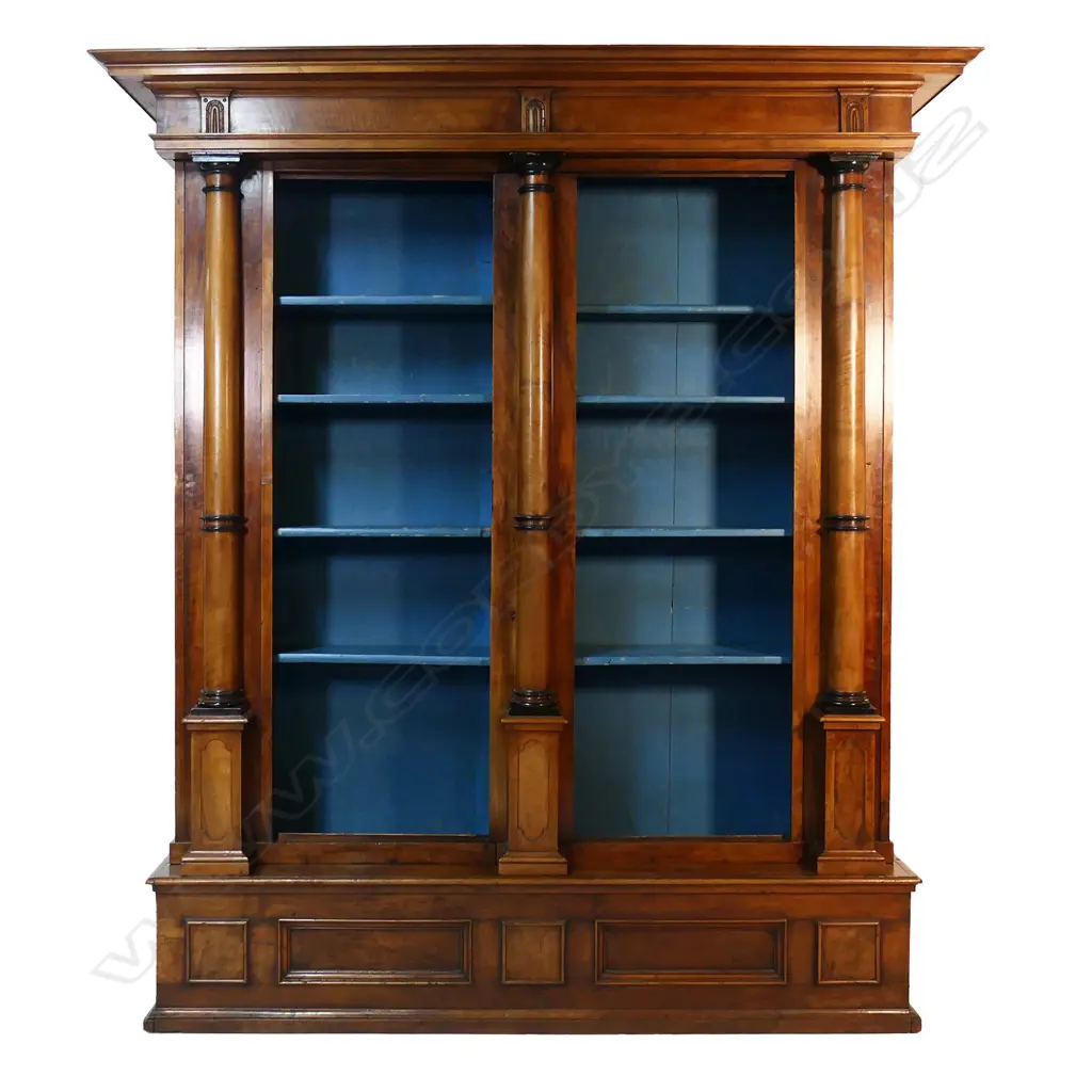 An impressive 18thC French walnut bookcase, Image 1++