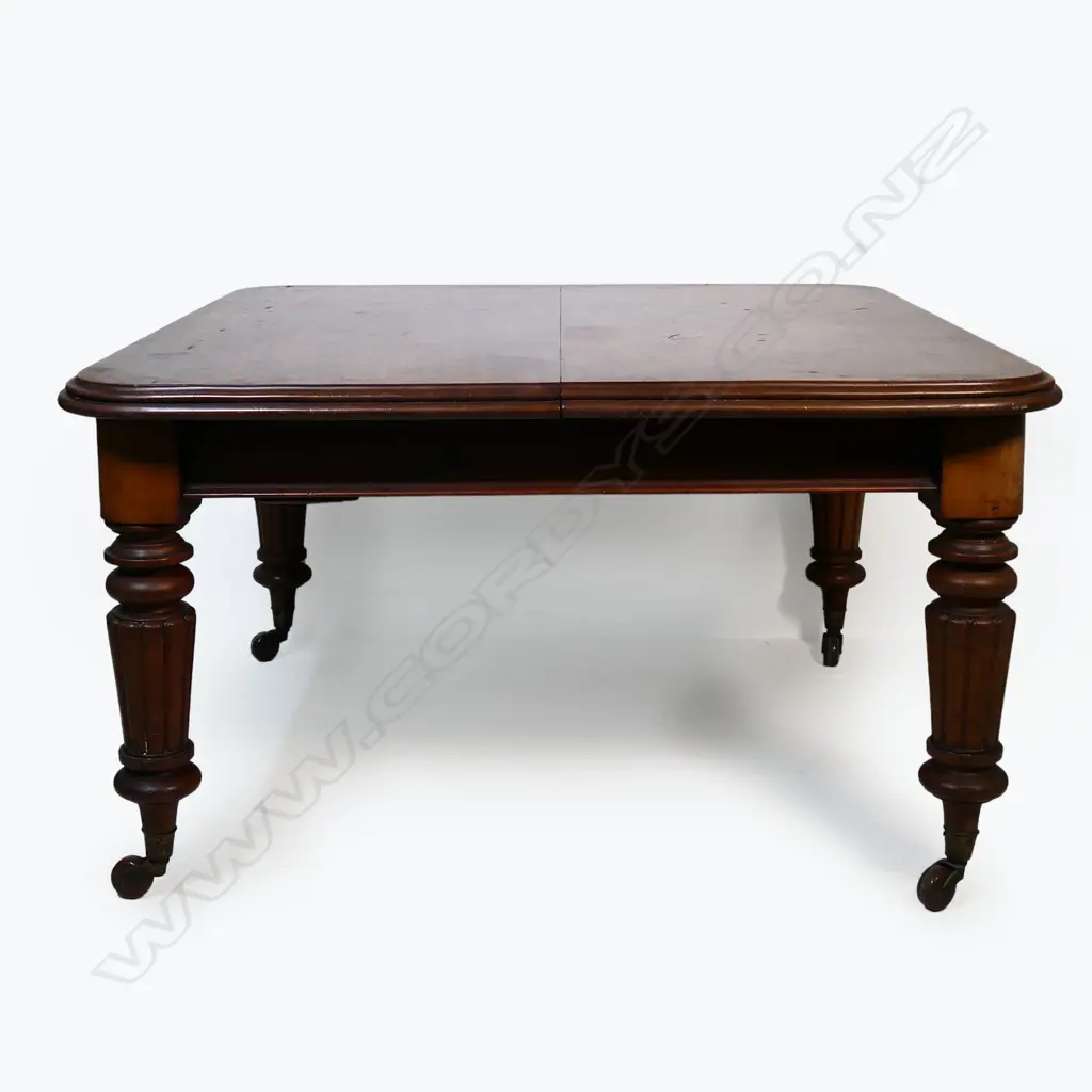 A Victorian mahogany extension dining table, Image 1++