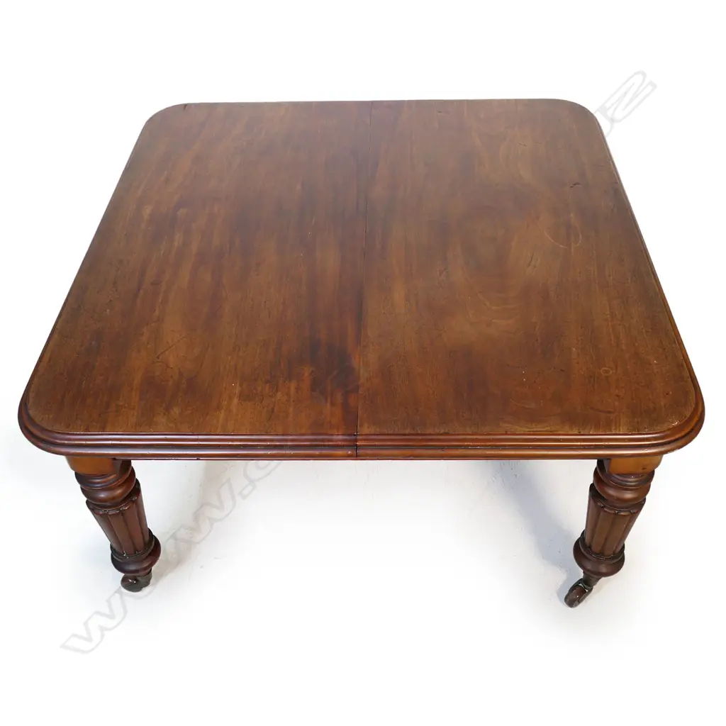 A Victorian mahogany extension dining table, Image 1++