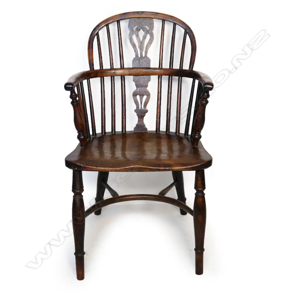 A good George III yew and burr timber Windsor armchair Image 1++