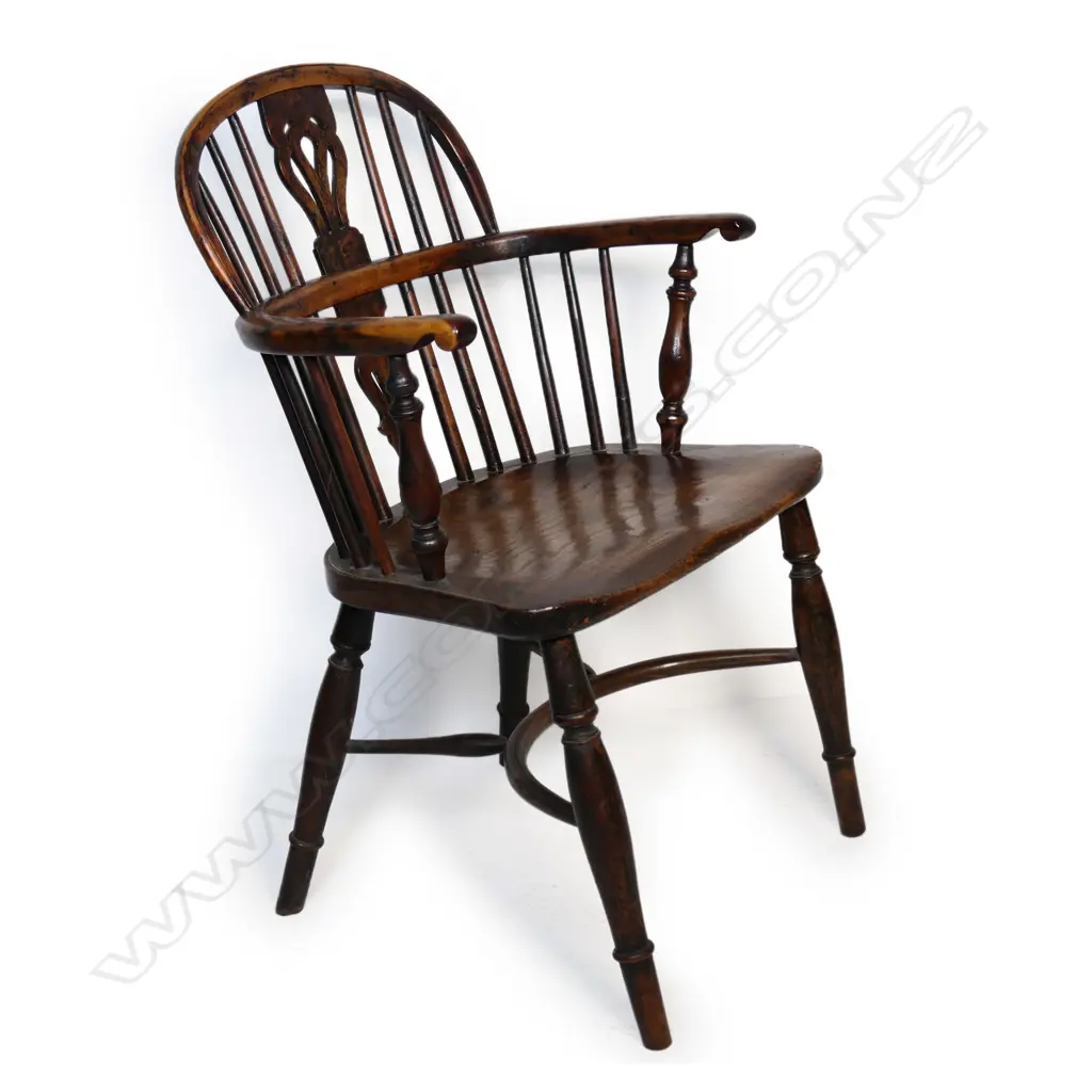 A good George III yew and burr timber Windsor armchair Image 1++