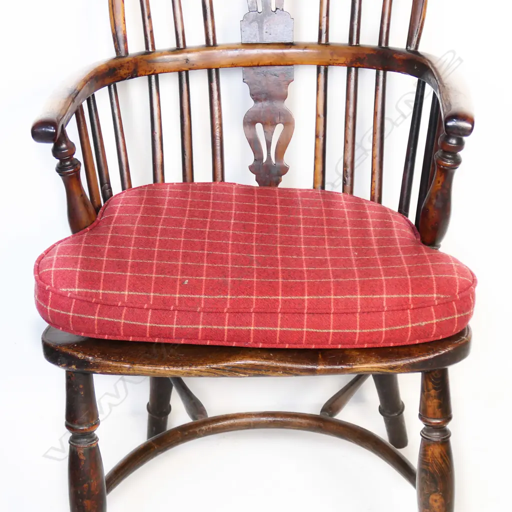 A good George III yew and burr timber Windsor armchair Image 1++