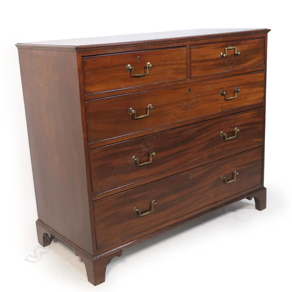 A George III mahogany chest, Image 1++