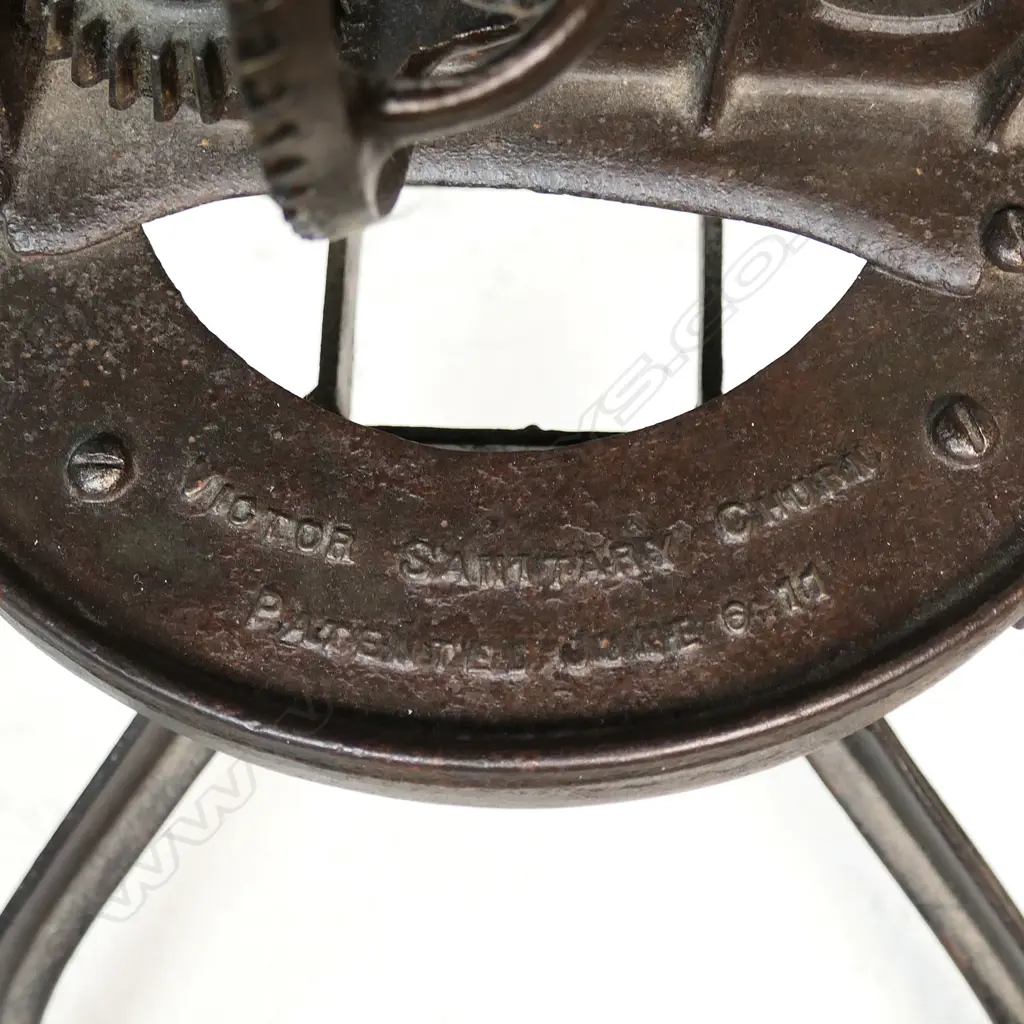 A 1911 Victor (Columbia USA) standing cast-iron churn, Image 1++