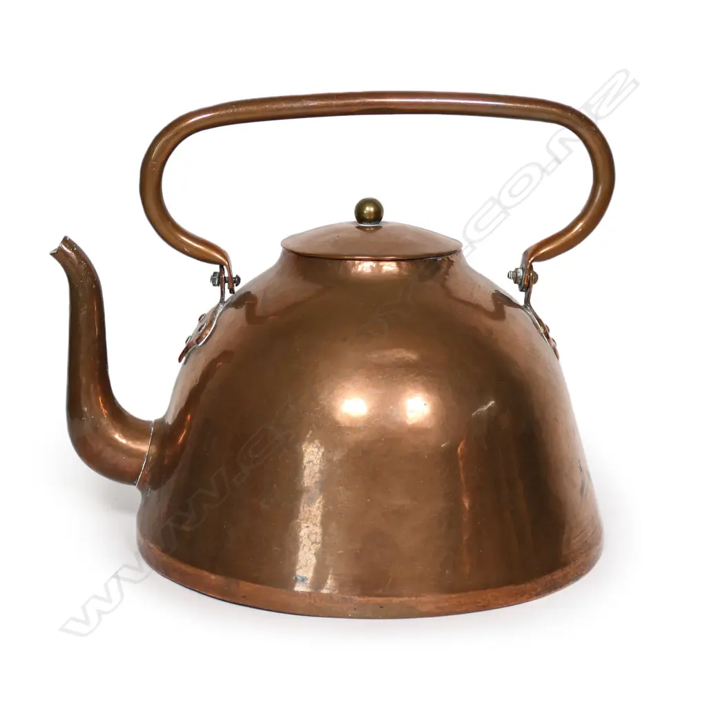 A large vintage copper kettle, Image 1++