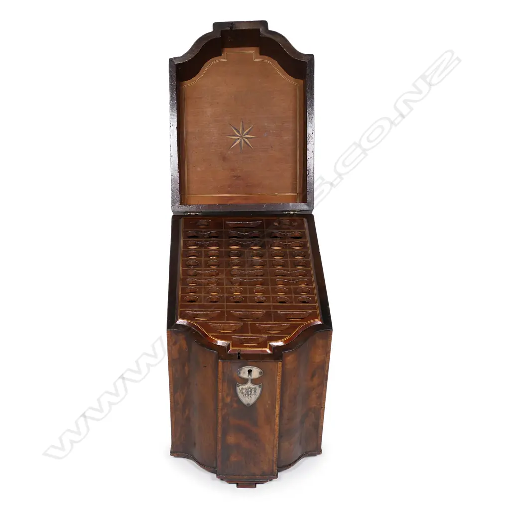 A Georgian mahogany knife box, Image 1++