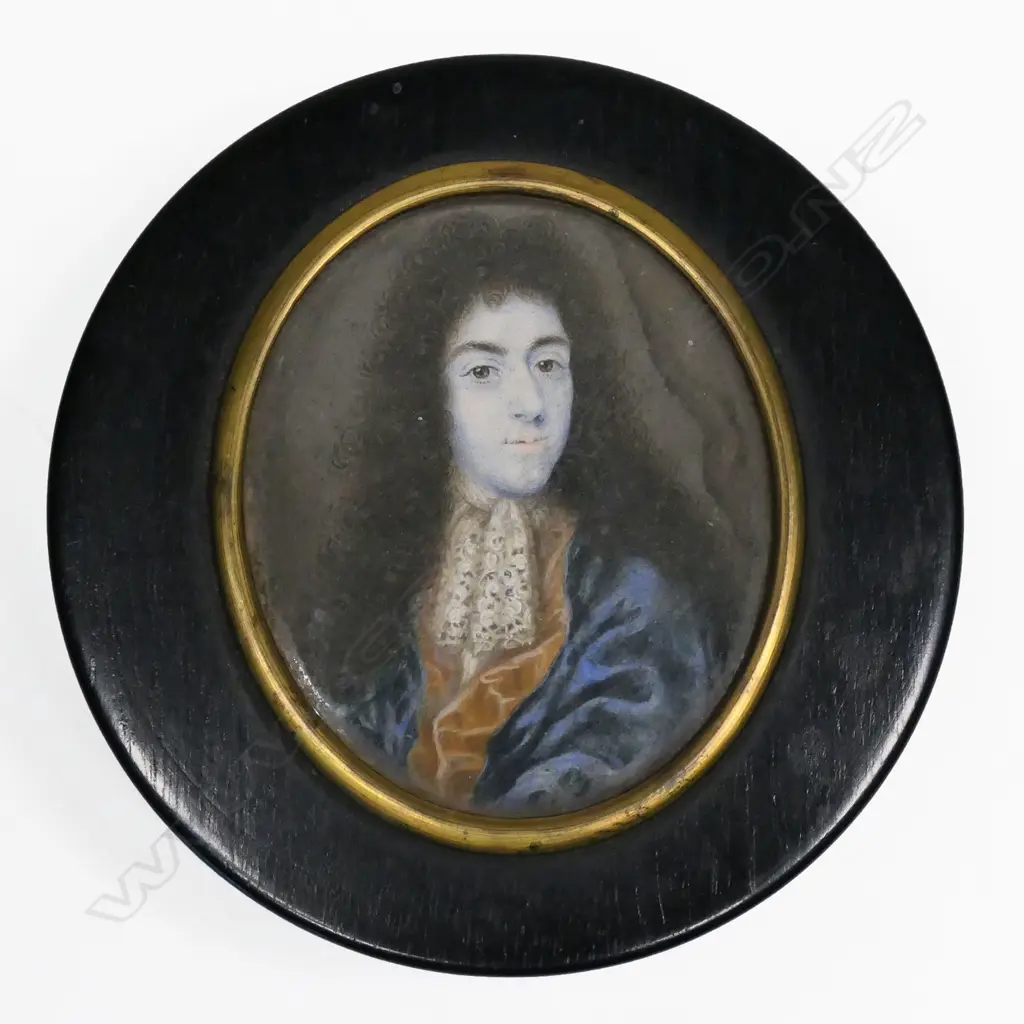 A 19thC portrait miniature lidded circular ebony snuff box, Image 1++