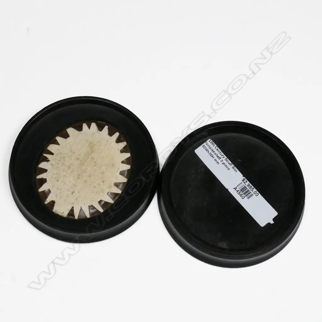 A 19thC portrait miniature lidded circular ebony snuff box, Image 1++