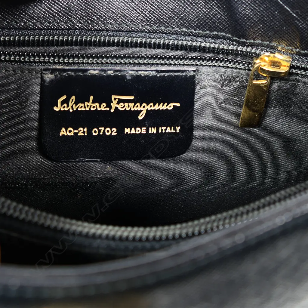 A Ferragamo Trifolio shoulder bag, Image 1++