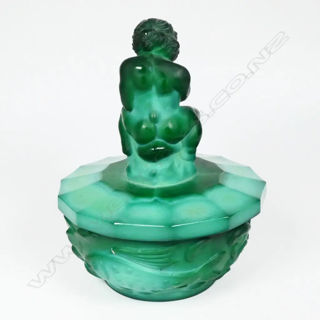 An Art Deco Czechoslovakian malachite glass lidded bowl, Image 1++