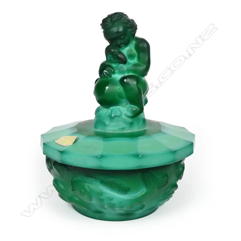 An Art Deco Czechoslovakian malachite glass lidded bowl, Image 1++